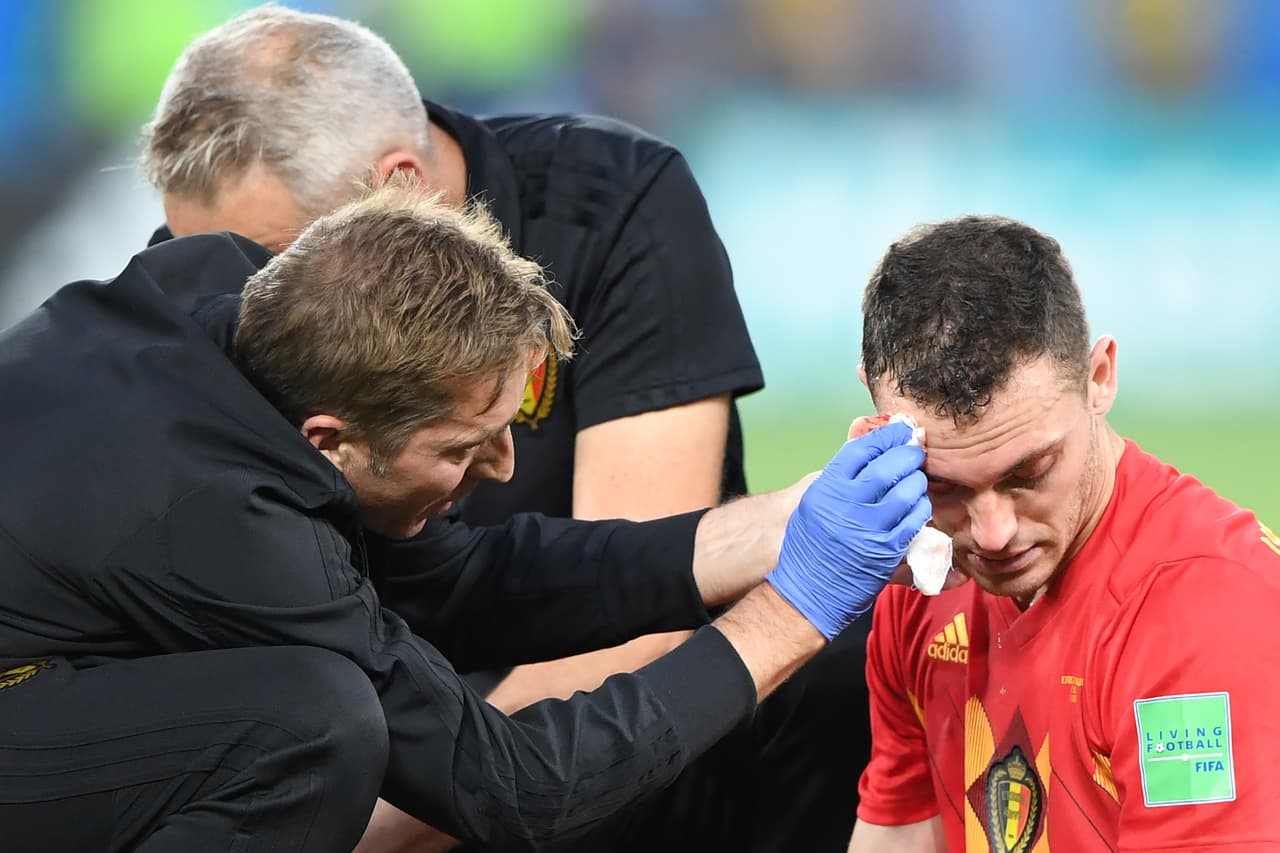 Cuatro minutos después, Vermaelen recibió un duro golpe en la ceja y tuvo que ser intervenido por el cuepro médico. Luego salió por Vincent Kompany.