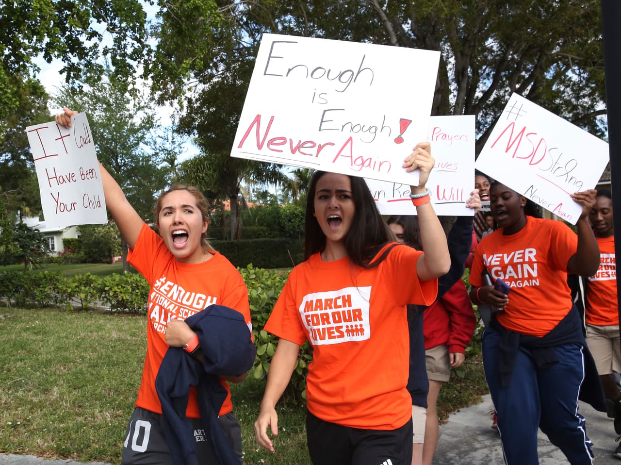 Miami, Florida. Los estudiantes de la escuela privada Miami County Day School salieron a protestar con carteles con mensajes por el control de armas en las calles de Miami Shores.