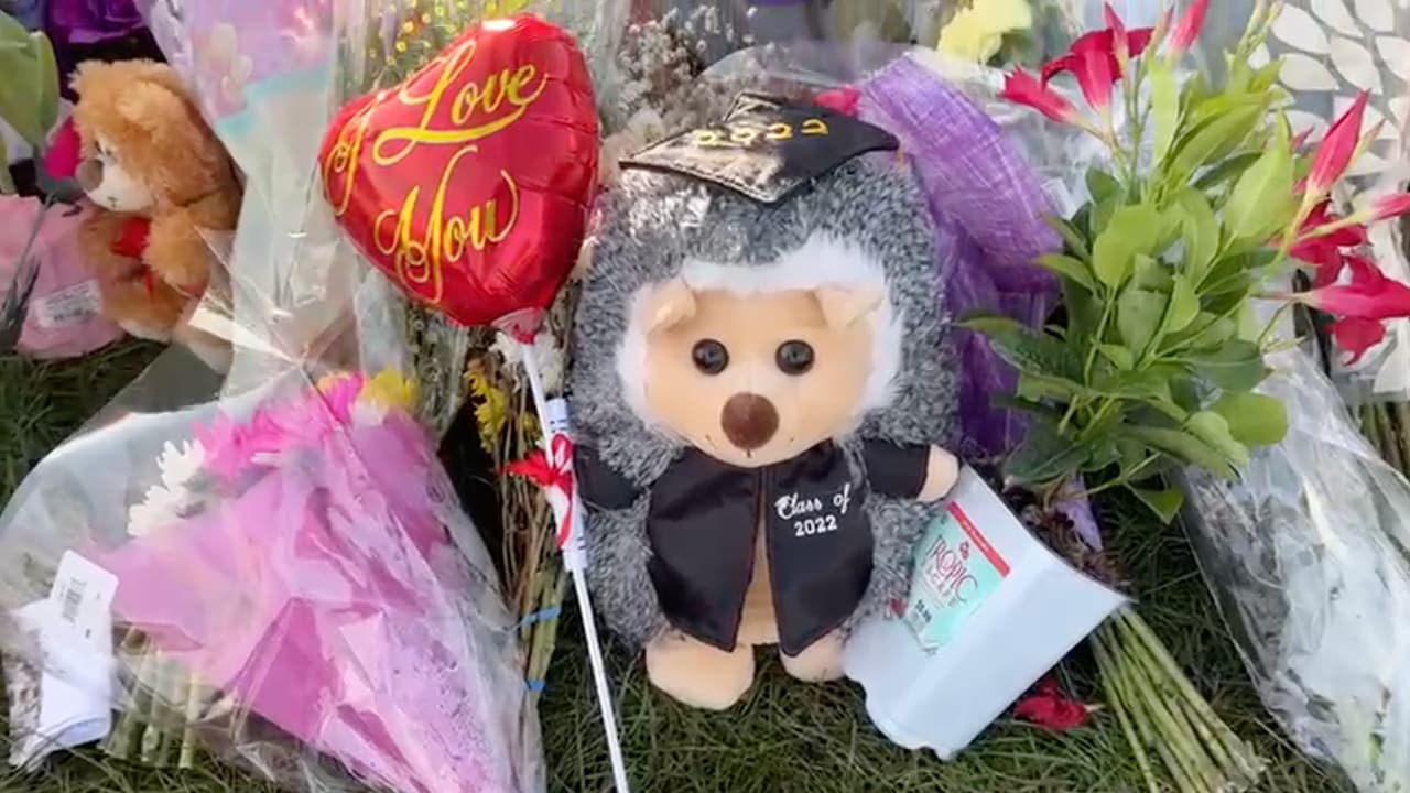 <b>29 de mayo</b>
<br>Linda llega a casa de Mia para hacerse cargo de su madre, Audrey. Ese viernes, Mia debía acudir a su baile de graduación, pero ante sus sospechas Linda
<b>comienza a rastrear el teléfono de su hermana. </b>Mia no se dirige a la graduación, en el centro de Chicago.