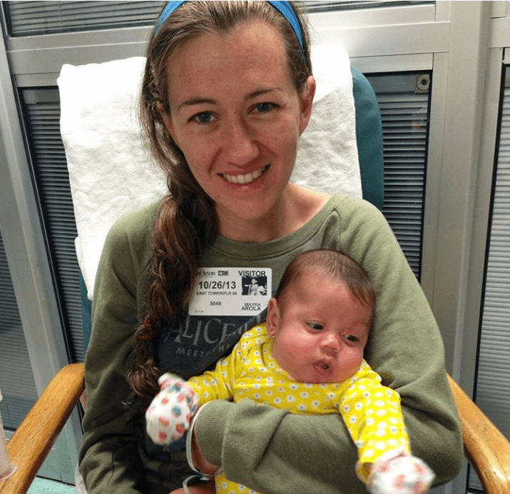 Esta foto registra la vez que Mia tuvo que ser ingresada de nuevo al hospital por un episodio que atentó contra su vida. 
<b>Aunque emocionalmente fue un momento duro, quiero verlo hoy desde la calma y la felicidad, agradecida de tener a mi hija sana</b>. Hoy celebro que todo pasa, hasta la más horrible tormenta, la más terrible situación. A los padres de bebés prematuros nos enseñan a
<b> hacer CPR para asistir a los bebés, a reaccionar ante un buche que se atora</b>. Hagan este curso. Es una tranquilidad estar preparados para lo que sea.