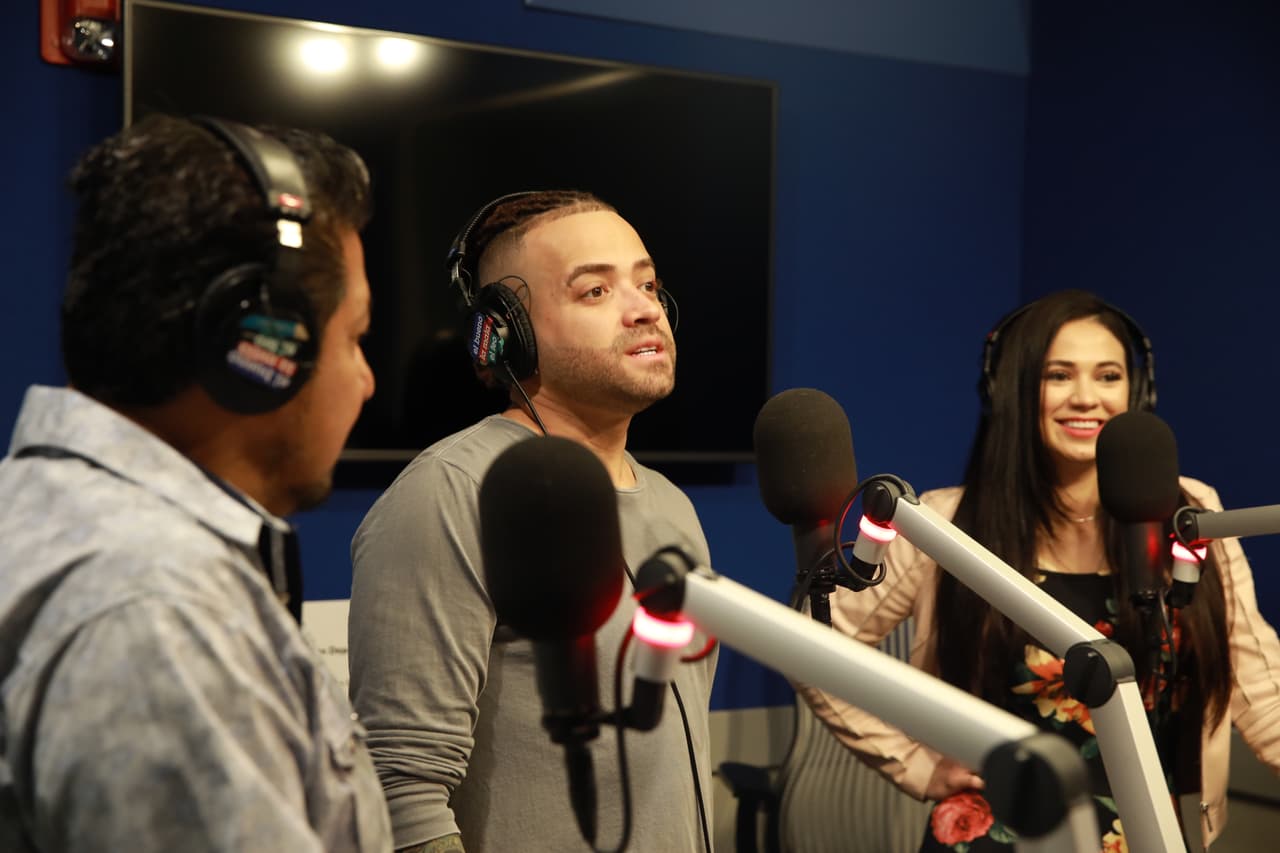 A los locutores les habló de la actualidad de Venezuela y del regalo más valioso que le ha dejado la vida, 
<b><a href="https://www.univision.com/radio/el-bueno-la-mala-y-el-feo/nacho-nominado-a-pln-habla-del-mejor-regalo-que-ha-recibido-en-su-vida-video" target="_blank">sus hijos</a></b>.