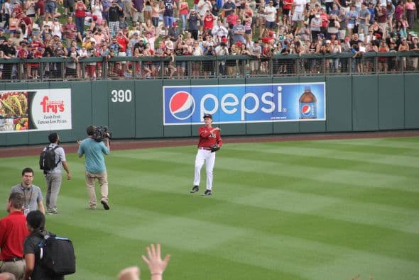 ¡El famoso comediante Will Ferrell se lució jugando con 10 equipos diferentes de la MLB  en cinco partidos del Spring Training en un solo día! Mientras los fans le hacían porras al comediante, éste les hacía bromas desde la cancha. Su hazaña fue grabada para una producción televisiva que será transmitida por HBO a finales de año.