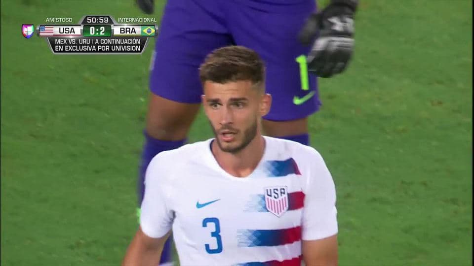 Neymar saca de banda y pone el balón en juego