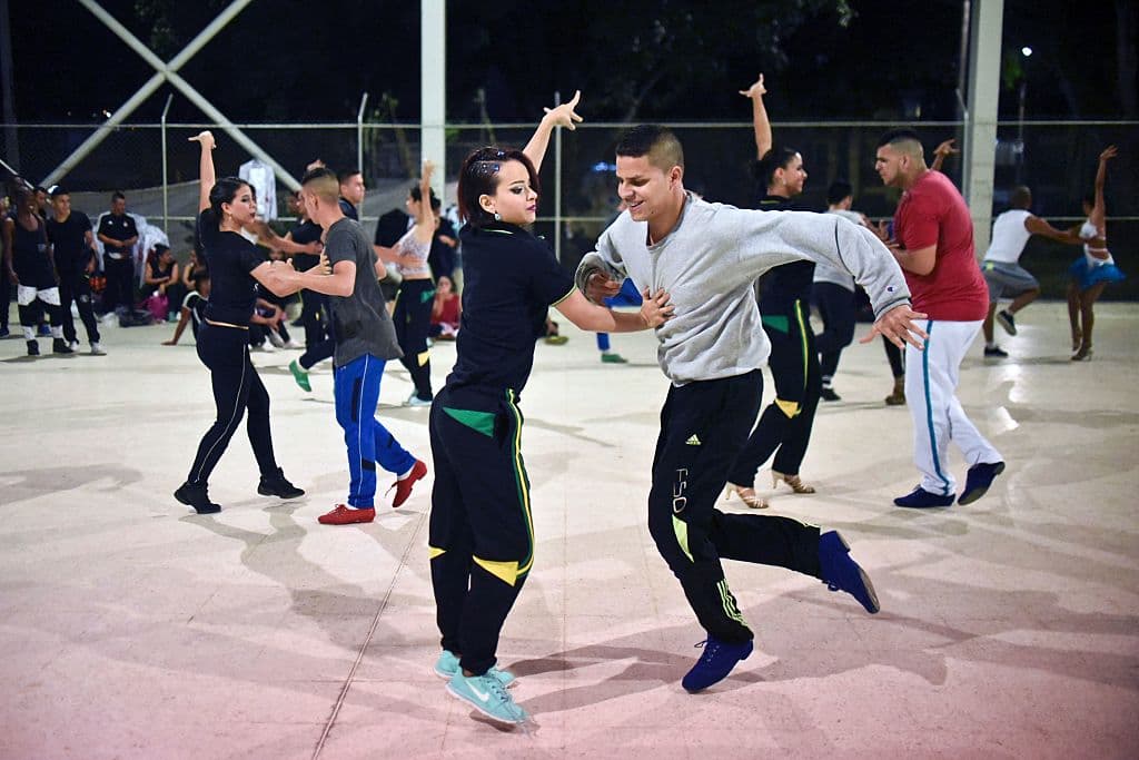 <b>La música.</b> La sensualidad, erotismo y el calor están de alguna manera en todos los géneros musicales latinos: Bachata, Salsa, Reggaetón, Tango, merengue, etc.