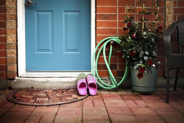 Pregunta por las reglas. ¿Se permiten los zapatos en la casa? ¿Cuáles son los horarios para despertar, comer y dormir? Es importante tener esto claro y acoplarte a las normas.
