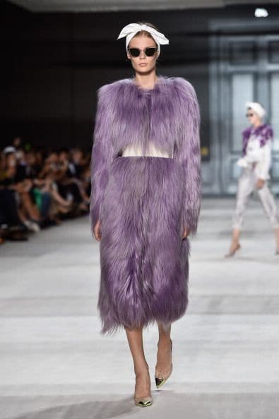 Seguramente todos recordaron al personaje "Abelardo" de Plaza Sésamo después de ver tanto pelo y color morado sobre el cuerpo de esta mujer.