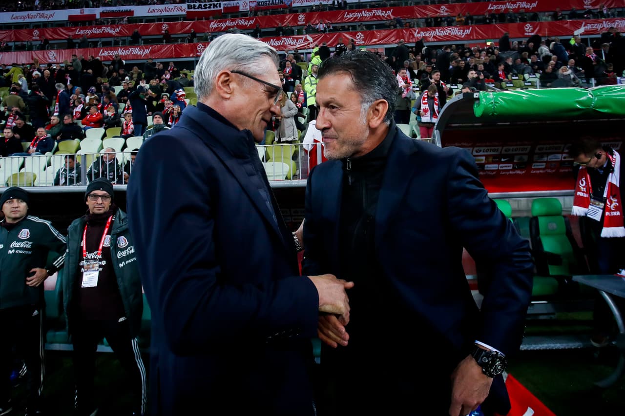 El colombiano Osorio y el polaco Adam Nawalka en el saludo protocolario.