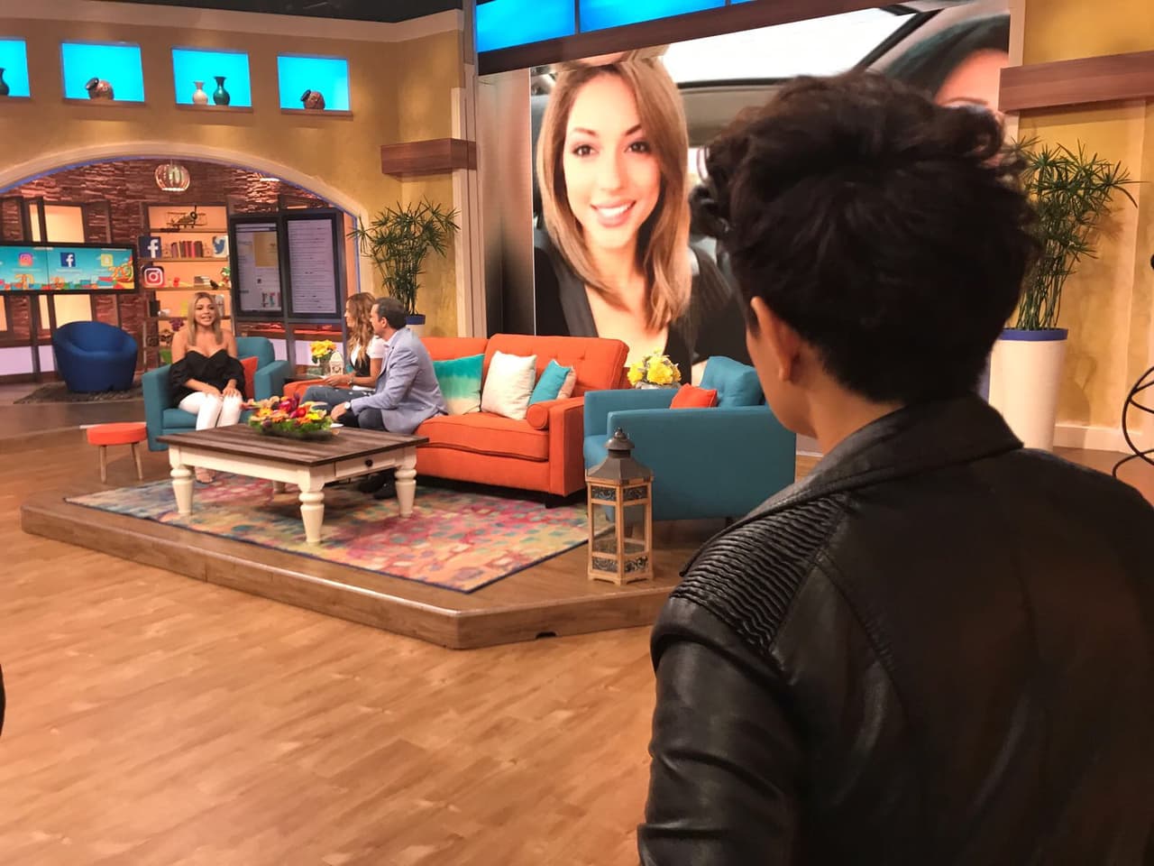 Mientras Josephine nos platicaba de sus sentimientos, Sandra, la mujer que le robó el corazón, la observaba desde un extremo del estudio de Despierta América.