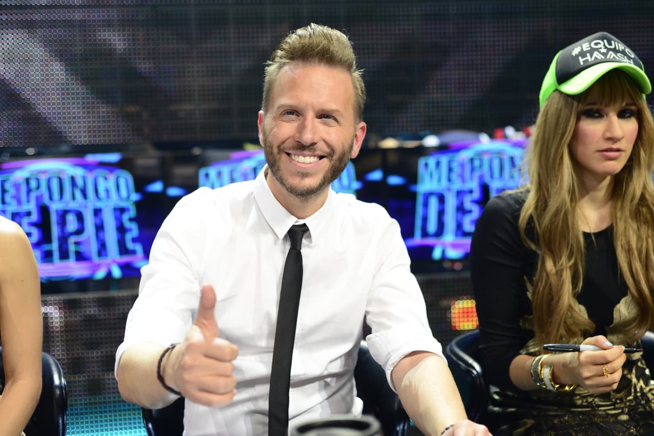 Cuando no están frente a la cámara, los famosos hacen de todo, lo malo es que no se dan cuenta que nuestra cámara indiscreta anda alerta y los está viendo. Así fue como captamos a jueces y capitanes en el detrás de cámaras.