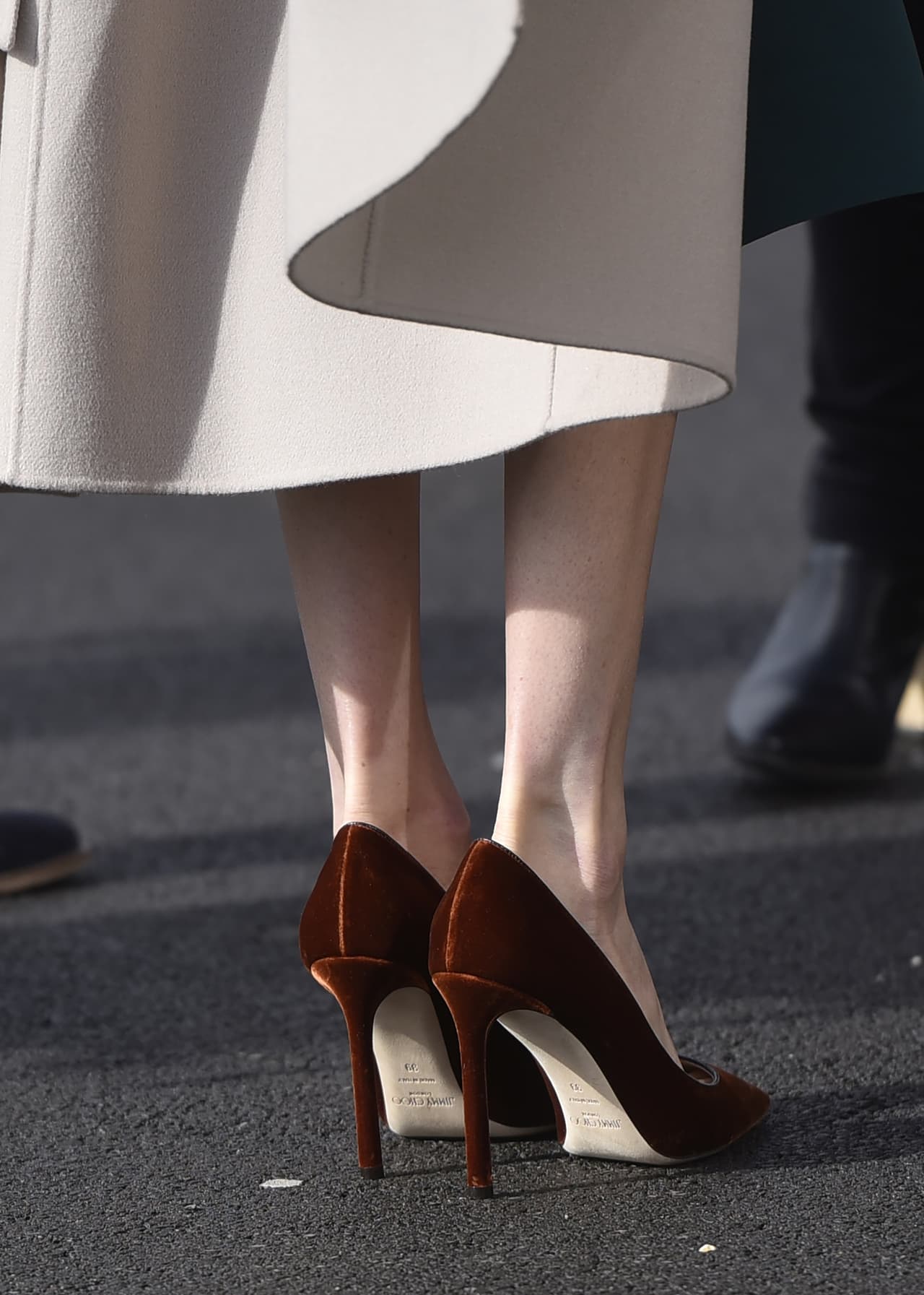 A pesar del frío en la región, en la que todavía no terminaba el invierno, Markle continuó llevando las piernas al desnudo.