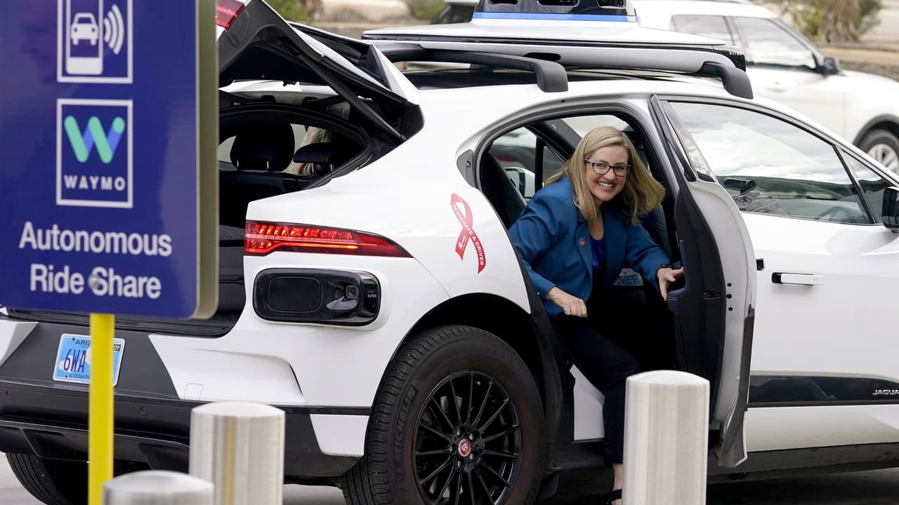 Los robotaxis de Waymo prometen aumentar viajes dentro del área metropolitana de Phoenix