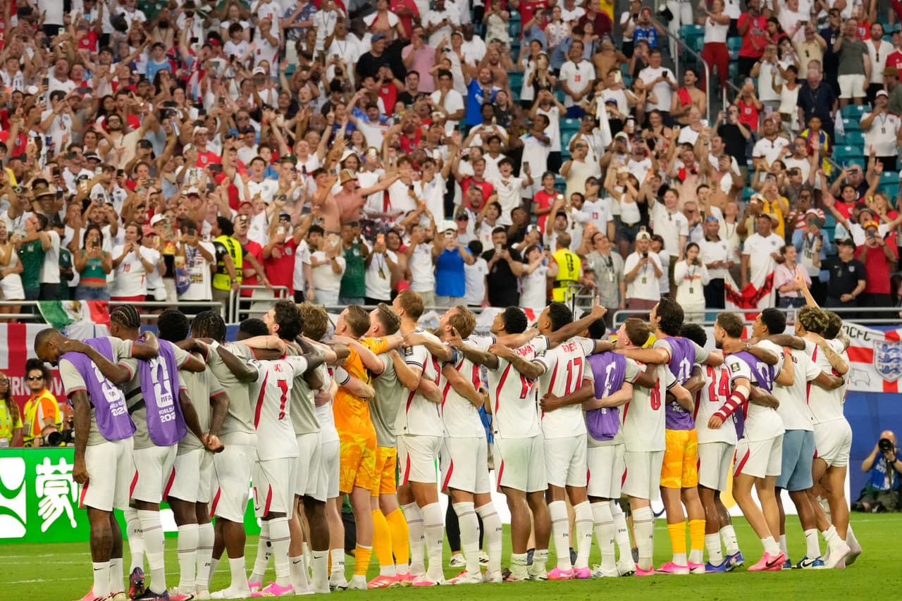 Jugadores de Inglaterra saludan a los aficionados tras el partido de cuartos de final del Mundial de fútbol entre Noruega e Inglaterra en Miami Gardens, Florida, el sábado 11 de julio de 2026.