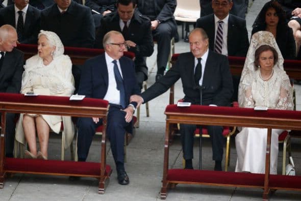 Para pasar el tiempo, un saludito de banca a banca por parte de los reyes de Bélgica y España.