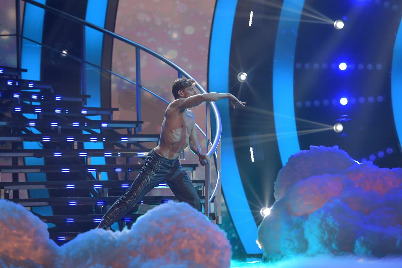 El domingo 2 de febrero, en la cuarta gala, Adrián Lastra se emocionó hasta las lágrimas tras su ejecución de una danza contemporánea. Adrián reveló que a pesar de las dificultades pudo bailar lo mejor que pudo este número, superando así un reto personal.