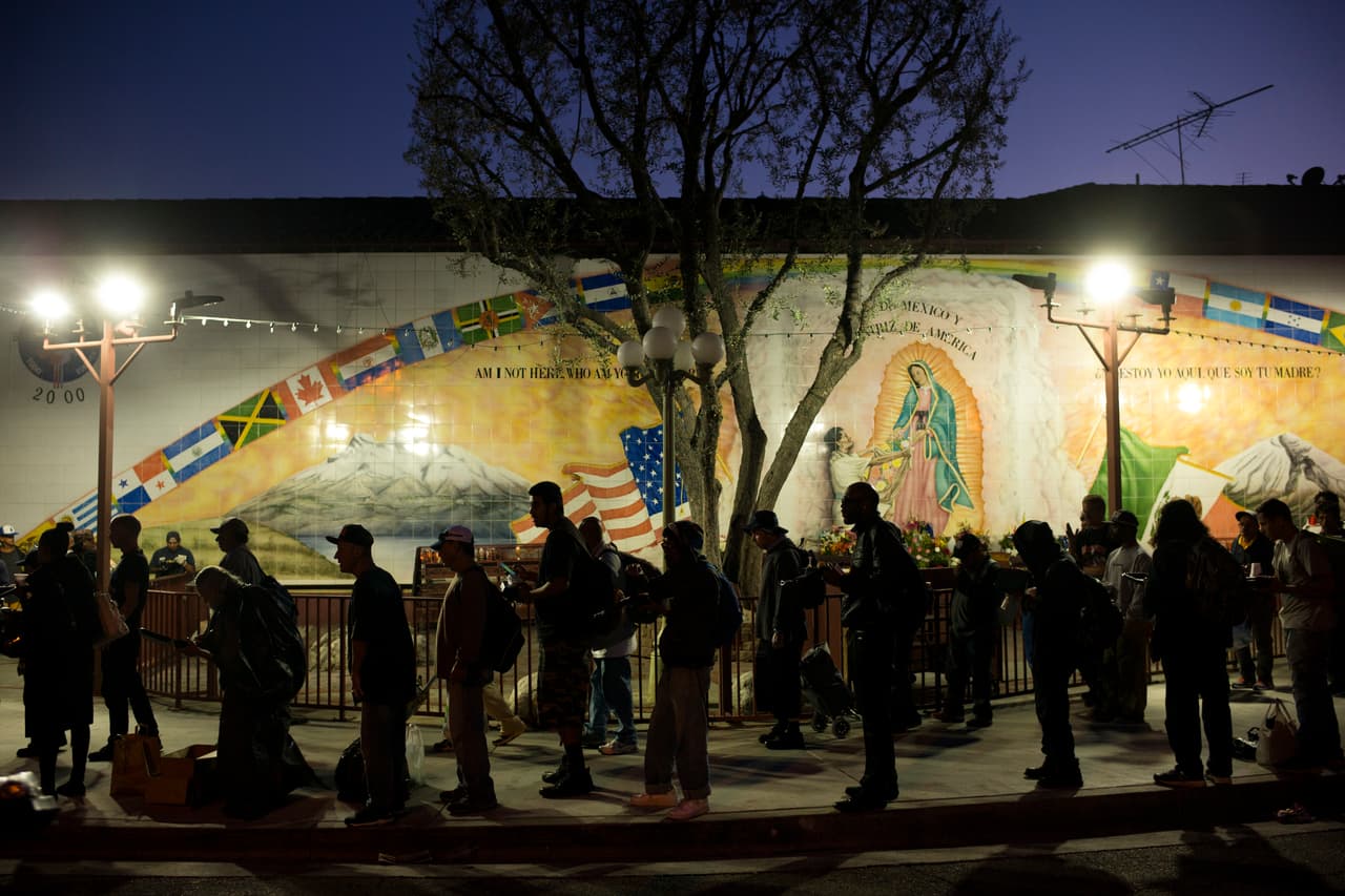 Al no tener un techo sobre sus cabezas, la primera opción es recurrir a los refugios, sin embargo, de acuerdo con las autoridades de la ciudad se requieren más centros para acomodar la alta demanda que actualmente tienen.