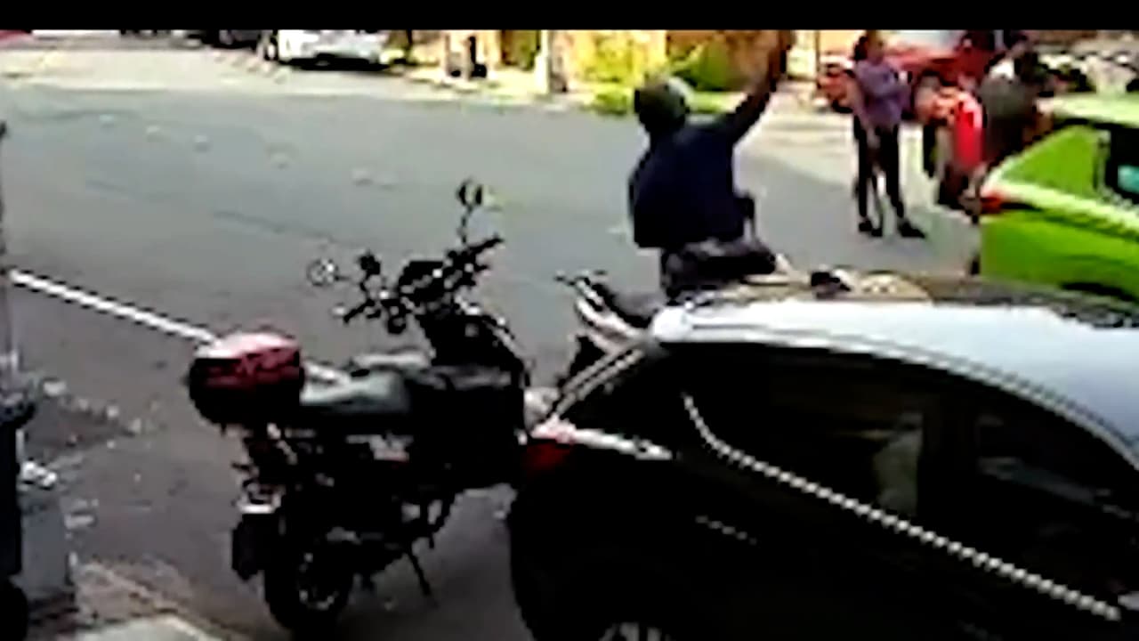Durante la discusión, que derivo en golpes y persecuciones, 
<b>un motociclista que se encontraba al otro lado de la calle arrojó un objeto</b> que parece ser una botella y le pegó al novio de la conductora y huyó del lugar.
<br>