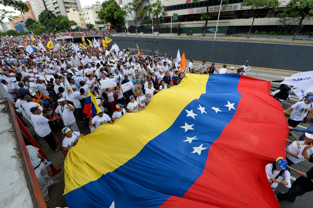 La manifestación fue convocada por la opositora Mesa de la Unidad Democrática (MUD) que acusa al Consejo Nacional Electoral (CNE) de estar dilatando el procedimiento para convocar un referéndum revocatorio.