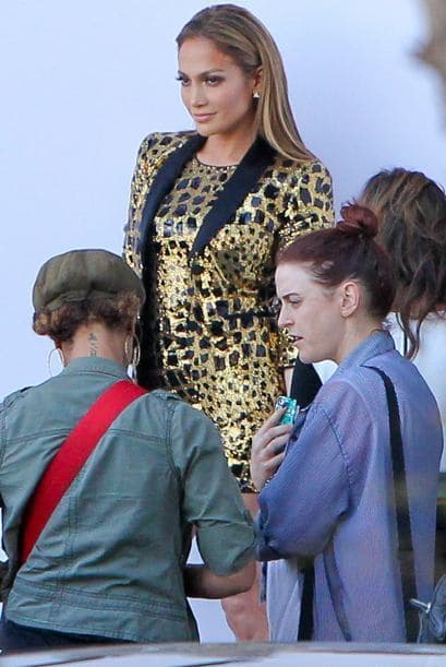 La hermosa Jennifer Lopez nos volvió a dejar con la boca abierta cuando decidió llegar con elegancia en un conjunto dorado con negro que la hacía lucir bella.