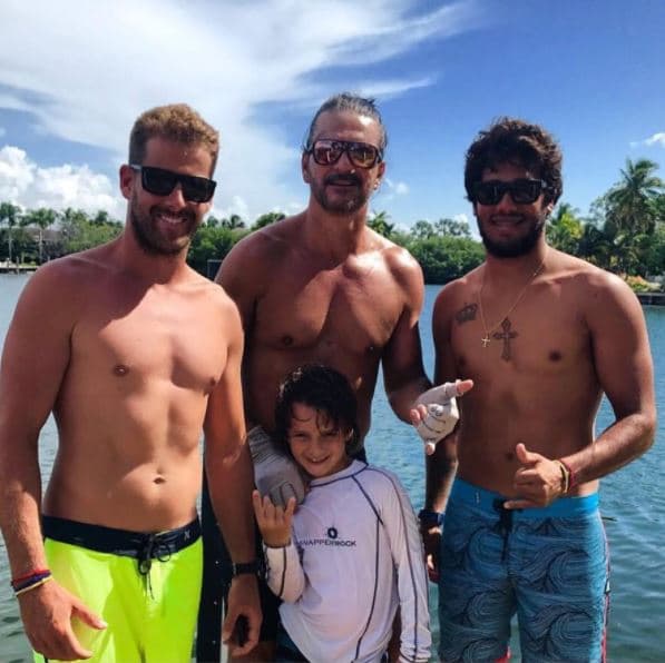 En sus redes sociales es común ver al cantante con el torso desnudo.