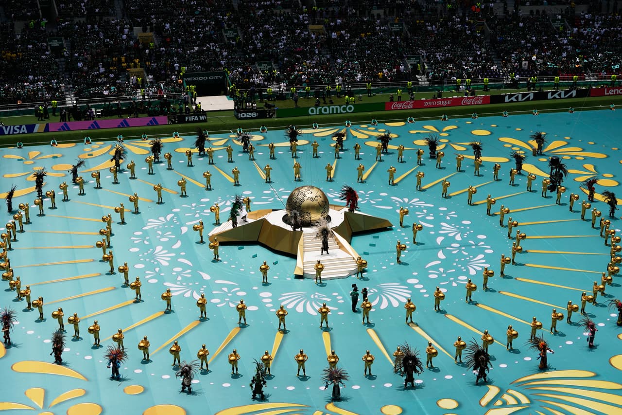 Artistas en el campo durante la ceremonia de apertura previa al partido de fútbol del Grupo A de la Copa del Mundo entre México y Sudáfrica, en Ciudad de México.