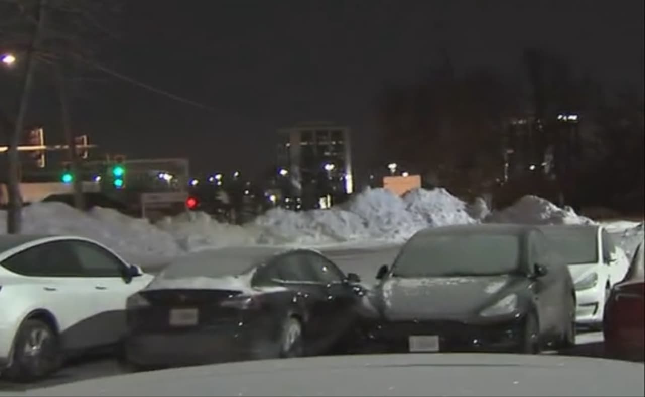 Isabel Sandoval, una joven latina de Chicago, mostró en un video de TikTok la fila de carros eléctricos que esperaban poder usar un cargador en una de las estaciones del suburbio de Country Club Hills.