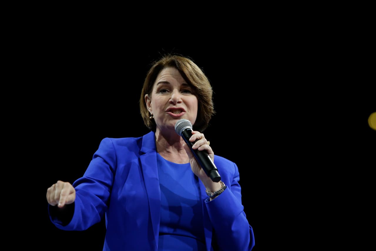 <b>AMY KLOBUCHAR, senadora federal por Minnesota</b>. Klobuchar apuesta por combatir el cambio climático y eliminar los subsidios a los combustibles fósiles, incrementar el salario mínimo por hora a 15 dólares y aumentar el pago a los maestros. En inmigración, asegura que aprobaría una reforma migratoria integral y un camino a la ciudadanía para los beneficiarios de DACA.