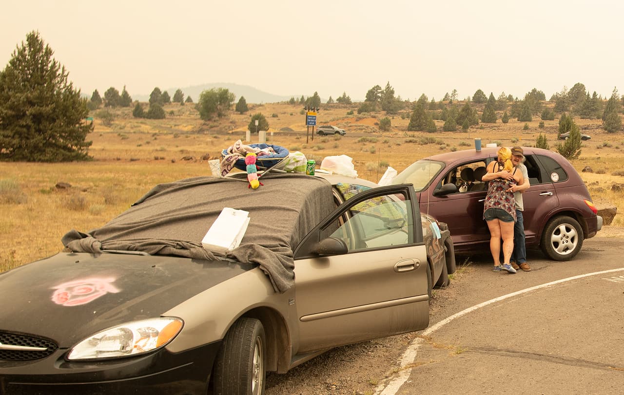 Personas desplazadas que lo perdieron todo y ahora viven en sus carros con lo poco que lograron sacar de sus viviendas.