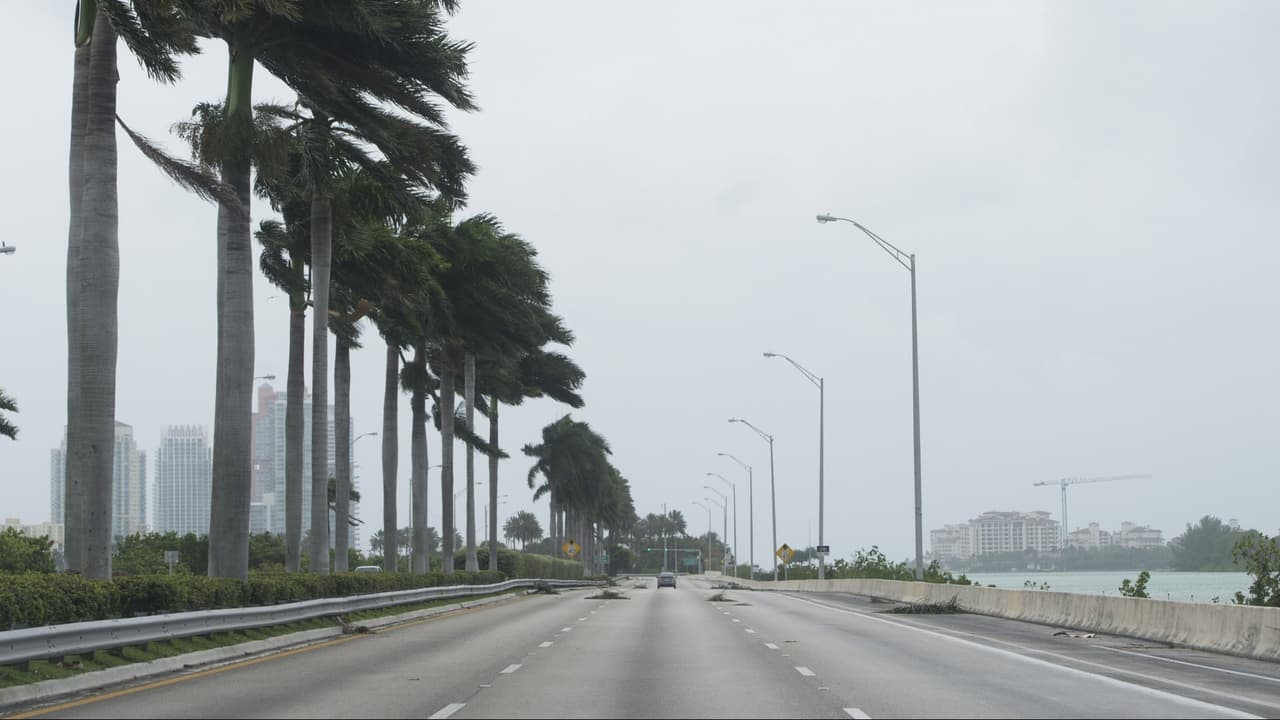 Autoridades del condado Broward advierten a los residentes que no se confíen ante el giro del huracán Irma hacia el oeste 
