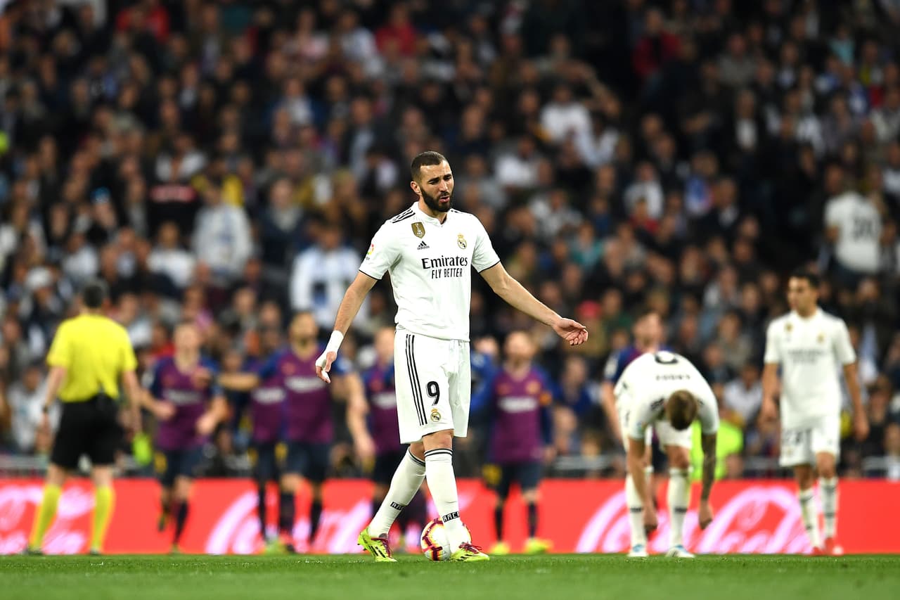 Karim Benzema ha sido sustituido 15 veces, convirtiéndose en el jugador que más veces ha sido salido de cambio.
