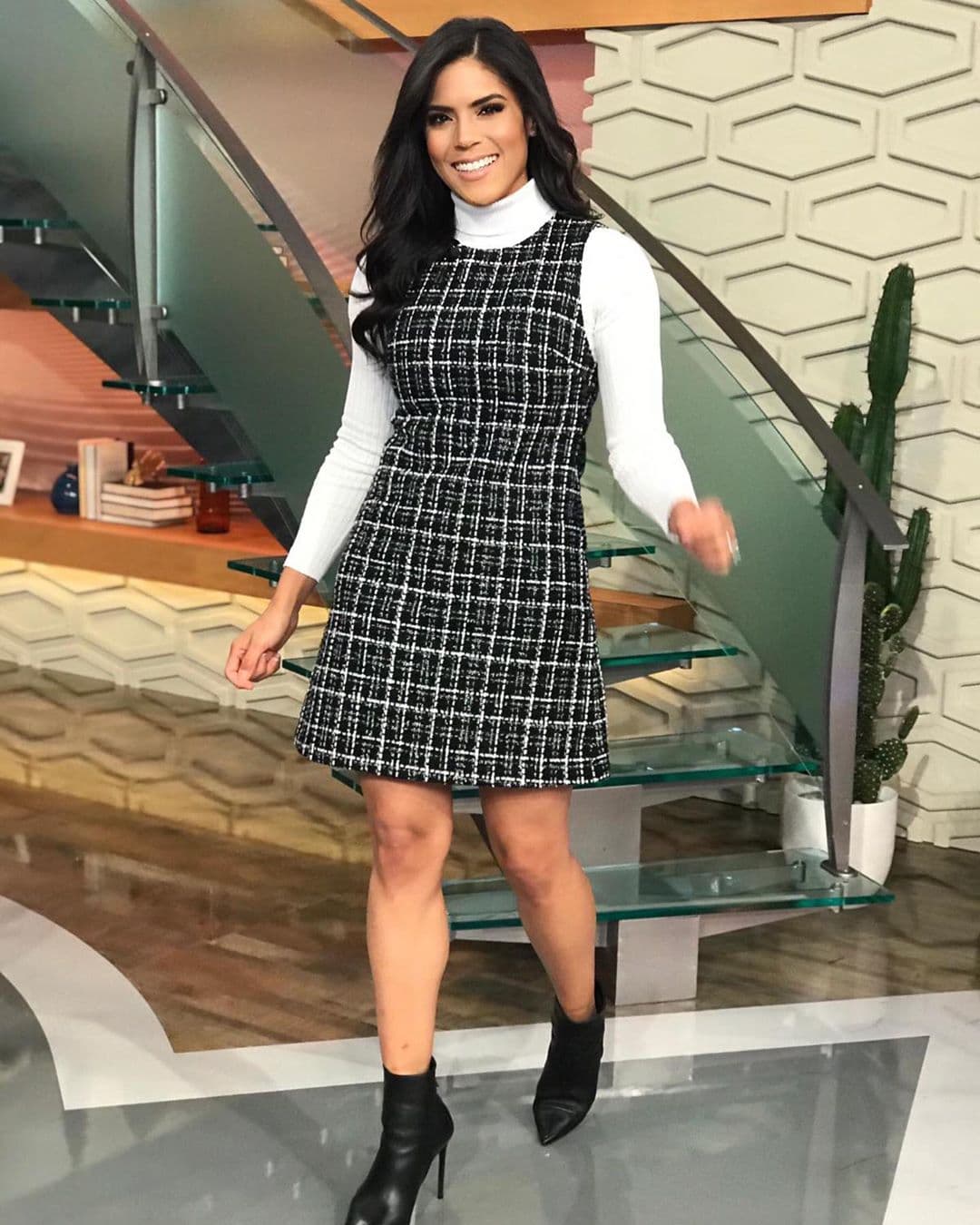 Casi 30 mil 'me encanta' recibió el look que compartió Francisca Lachapel esta semana en Instagram. En la fotografía luce un lindo atuendo con la prenda de moda: la falda 'jumper'.