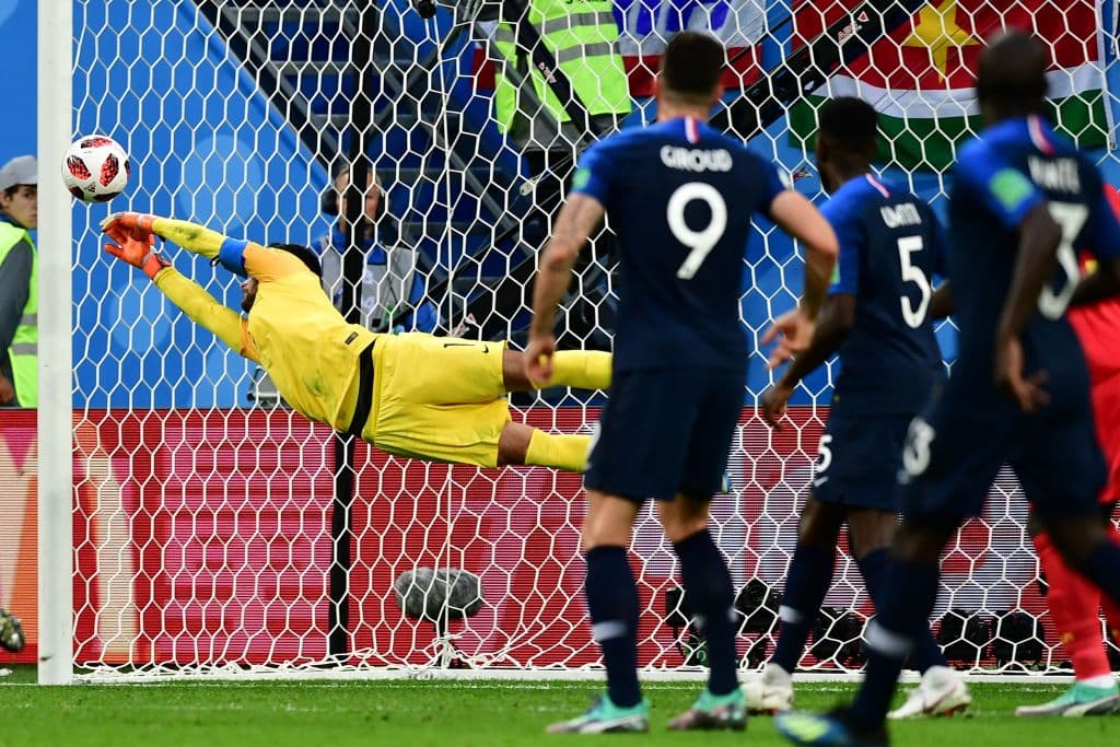 Sin embargo, Lloris se lanzó de manera instintiva y apenas alcanzó a tocar el balón para evitar que fuera gol.