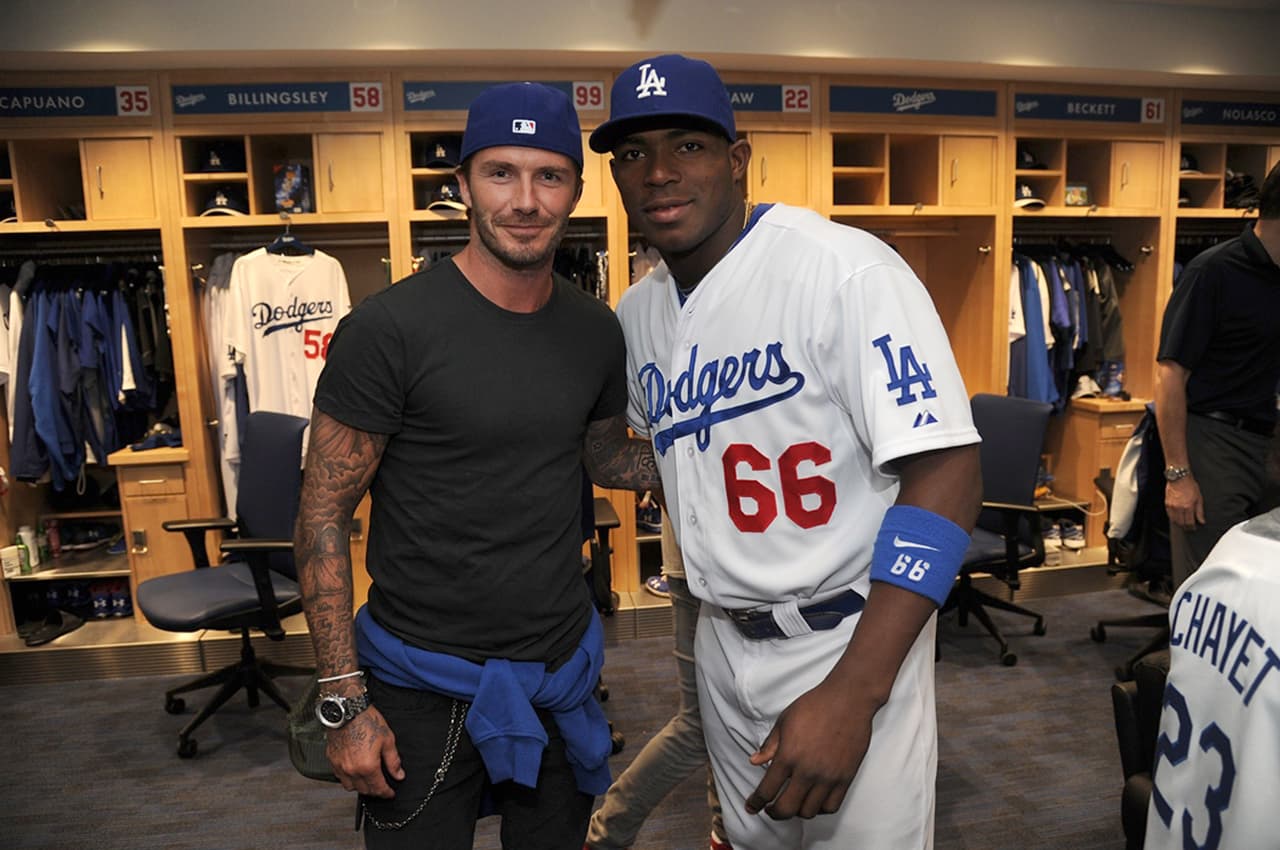 David Beckham, un exfutbolista muy mediático que ha estado cercano a otros deportes como el béisbol y el baloncesto, también es fan. Acá lopodemos ver con la estrella cubana, Yasiel Puig, en el camerino de los Dodgers.