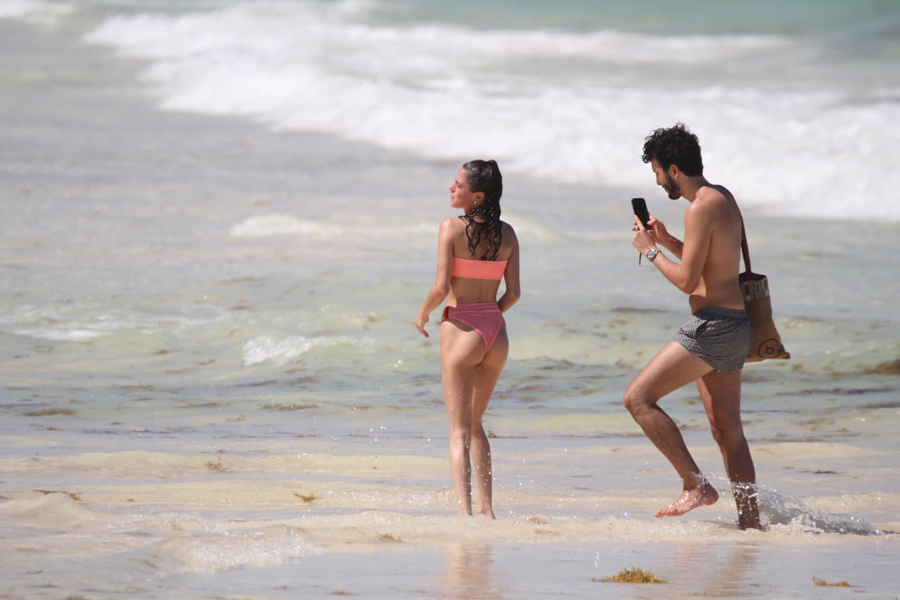 Entre abrazos, besos y fotografías, la pareja parece disfrutar mucho cada momento que pasa.