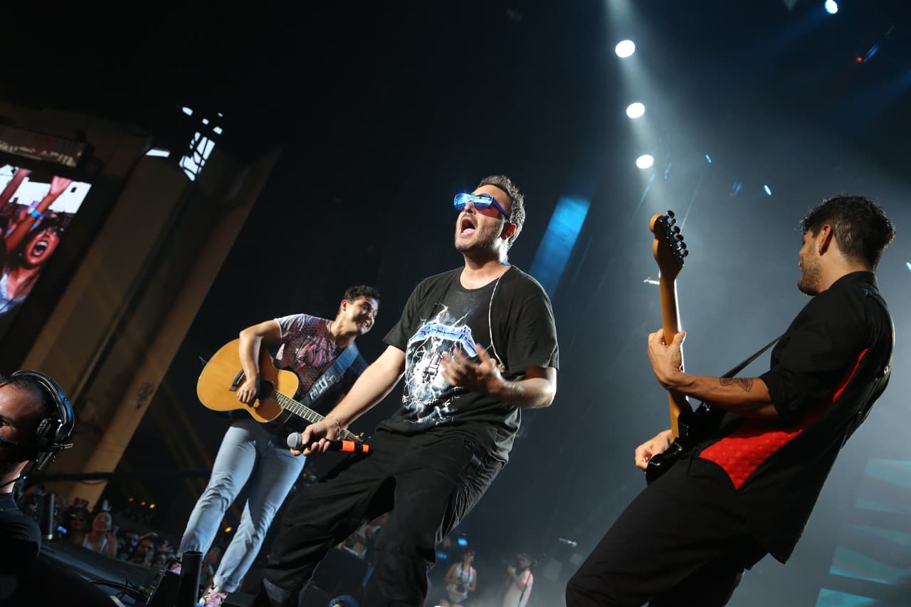 En representación de México, 
<b>Reik</b> encendió el ambiente con 'Me niego', uno de los temas de la banda que ha tenido éxito en el genero urbano., gracias a la colaboración que hicieron junto a Ozuna y Wisin. 
<br>