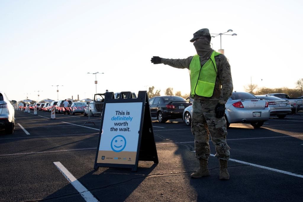 De acuerdo con el Departamento de Servicios de Salud (ADHS, por sus siglas en inglés) Arizona recibió su primer envío de dosis de vacunas en diciembre del 2020. 
<br>