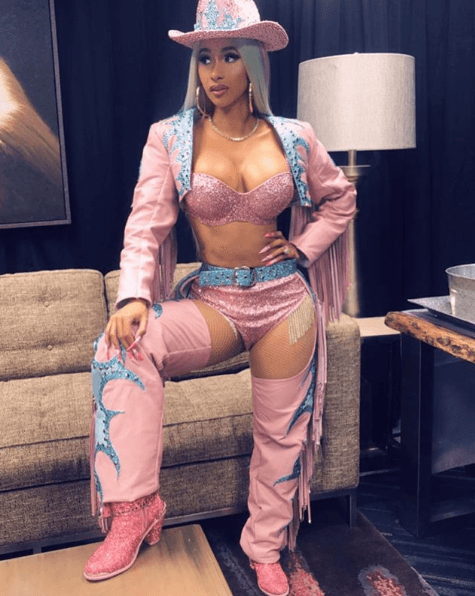 Para la nominada a Premios Juventud es muy normal portar este tipo de uñas.