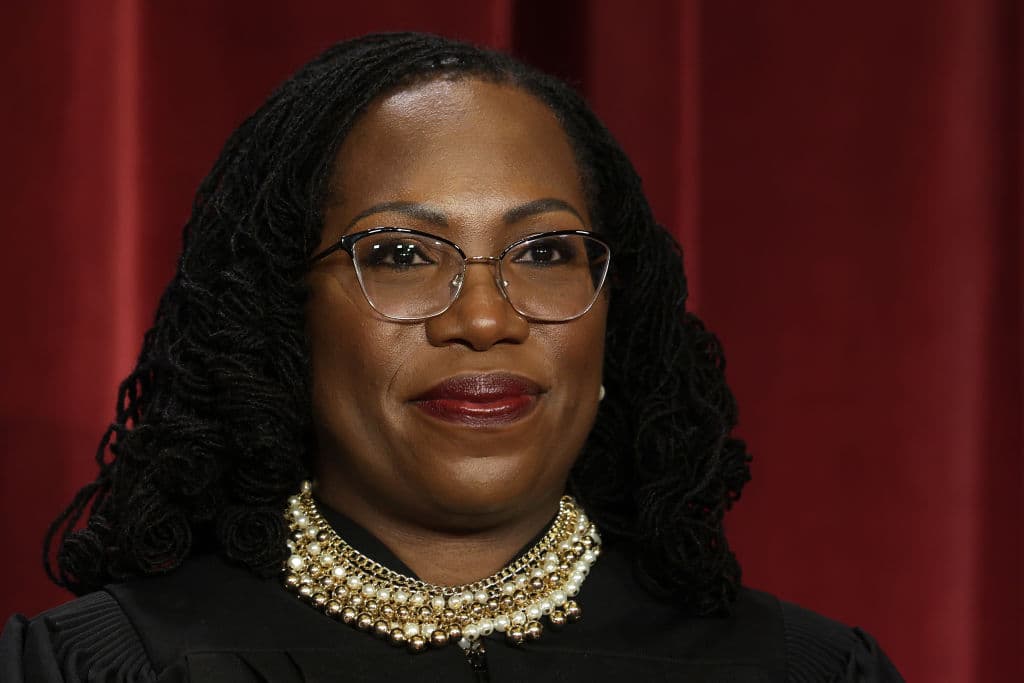 <b>Ketanji Brown Jackson, magistrada de la Corte Suprema de EEUU:</b> En junio Brown juró como la magistrada 116 en la historia de la Corte Suprema e hizo historia al convertirse en 
<a href="https://www.univision.com/noticias/estados-unidos/ketanji-brown-y-otras-10-mujeres-negras-que-han-cambiado-la-historia-en-fotos-fotos">la primera mujer negra en integrar el máximo tribunal del país</a>.