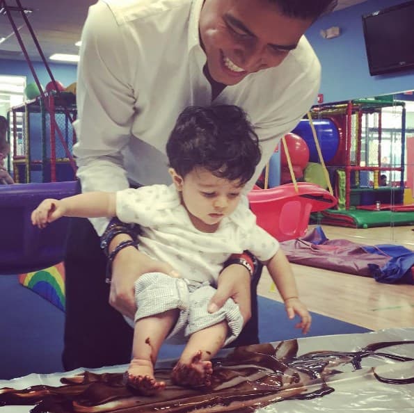 Su lado paternal nos encanta. A Orlando le gusta compartir en sus redes sociales las "locuras" de su pequeño angelito.