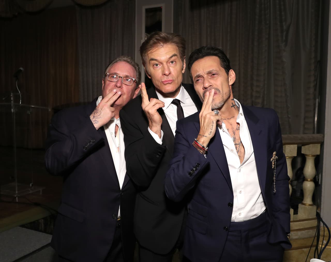 La noche contó con invitados como Dr. Oz, quien es flanqueado en esta imagen por Andrew L. Farkas y 
<b><a href="https://www.univision.com/famosos/marc-anthony-sera-reconocido-por-una-antigua-y-prestigiada-sociedad-de-los-estados-unidos">Marc Anthony, el primer latino en recibir la distinción 'Order of the Golden Sphinx'</a></b>.