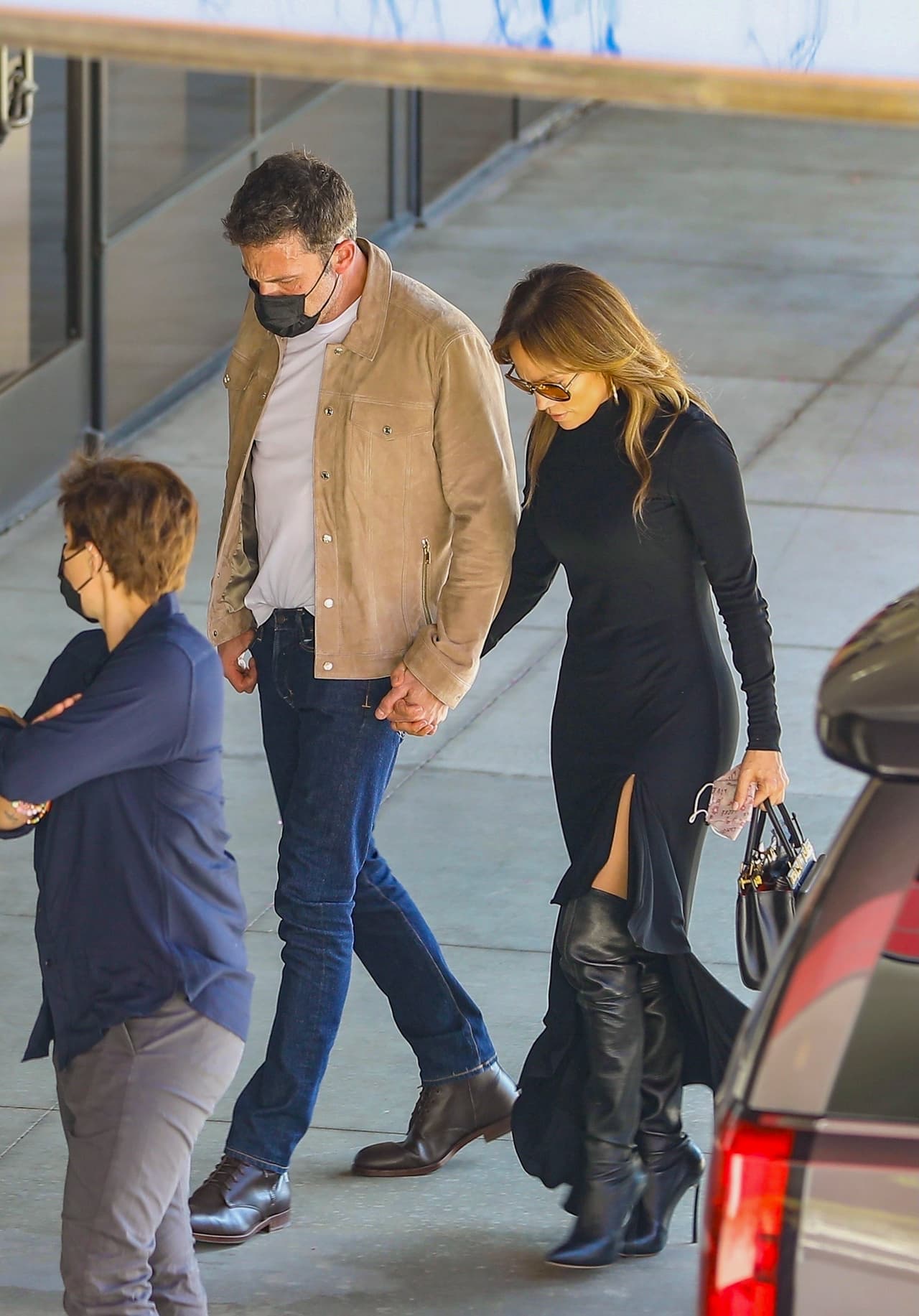 La pareja de novios 
<b><a href="https://www.univision.com/famosos/jlo-ben-affleck-hamptons-paseo-universal-studios" target="_blank">no se soltó de la mano</a></b> por lo menos hasta que entraron al cine. Pero una vez que acabó la película, sucedió algo curioso.
<br>