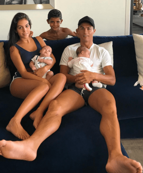 A pesar de que Cristiano Ronaldo aun no habla de matrimonio, la prensa portuguesa asegura que el futbolista y su novia ya fijaron fecha para la boda tras verle un llamativo anillo a Georgina Rodríguez.