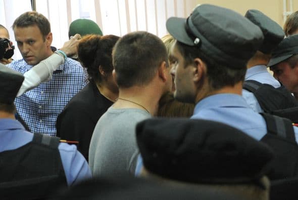 El alcalde en funciones de Moscú, Serguéi Sobianin, se pronunció a favor de que el dirigente opositor Alexéi Navalny se presente a las elecciones al Ayuntamiento de la capital rusa del próximo 8 de septiembre. Navalny decidió retirar su candidatura tras ser condenado la víspera a cinco años de cárcel en un caso de robo de madera y fraude, lo que de hecho le inhabilitaba para tomar parte en unas elecciones. Después de su arresto, condena y posteriores demostraciones en St. Petersburg y otras ciudades rusas, el bloguero fue puesto en libertad en forma inesperada. Al quedar en libertad hasta que se resuelva la apelación de la sentencia, el opositor podría concurrir teóricamente a los citados comicios. Tras abandonar la prisión preventiva de la ciudad de Kírov, unos 900 kilómetros al este de la capital, Navalny señaló que tomara una decisión cuando vuelva a casa. Mientras, el veterano opositor liberal, Borís Nemtsov, animó hoy a Navalny a postular su candidatura, "continuar hasta el final y ganar". "Estoy convencido de que si en las elecciones recibe más de un millón de votos, no se atreverán a encerrarlo. La garantía de inmunidad de Navalny depende directamente del apoyo popular", apuntó. Navalny, bloguero anticorrupción que sacó a la luz los trapos sucios del partido del Kremlin, era considerado hasta su condena ayer a cinco años de cárcel el dirigente opositor con mayor gancho electoral. Los analistas no creen en una posible victoria de Navalny en las elecciones a la alcaldía, pero consideran que su condena sí puede traerle réditos electorales. Uno de los organizadores en diciembre de 2011 de las mayores protestas antigubernamentales desde la caída de la Unión Soviética, Navalny fue el dirigente más votado cuando la oposición extraparlamentaria decidió crear un consejo coordinador.