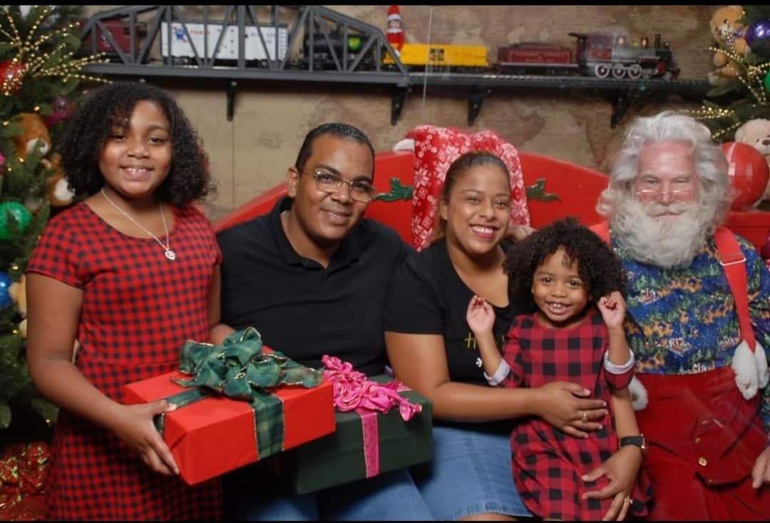 <b>El Encuentro con Scuba Claus. </b>Santa en versión buzo saluda a los visitantes desde el interior de los tanques del acuario. Su presencia bajo el agua es un espectáculo llamativo que combina educación, humor y espíritu navideño para todas las edades.