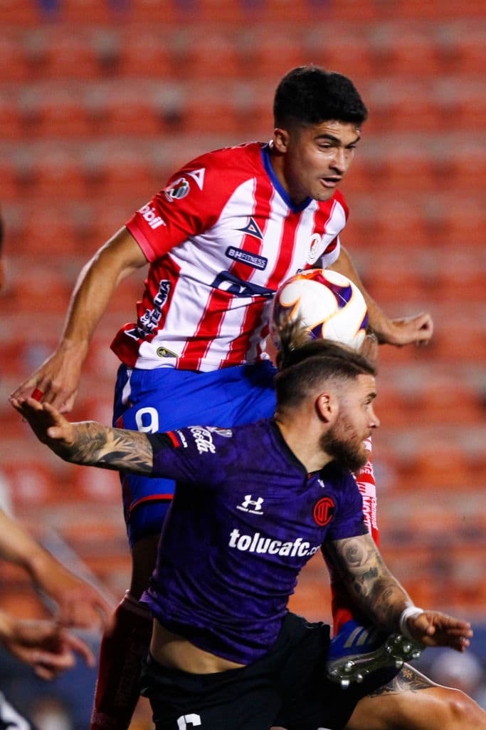 Alexis Canelo tuvo la oportunidad de abrir el marcador desde los once pasos apenas rebasados los 70’ de juego, pero el cancerbero escarlata atajó el tiro con poco esfuerzo. Toluca y San Luis llegaron a 18 y 12 unidades, respectivamente. En la J11, San Luis visitará Querétaro y Toluca recibirá al Pachuca.