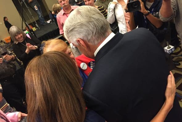 En una de las elecciones más reñidas y anticipadas, los candidatos republicano Doug Ducey y el demócrata Fred Duval esperan los resultados.  