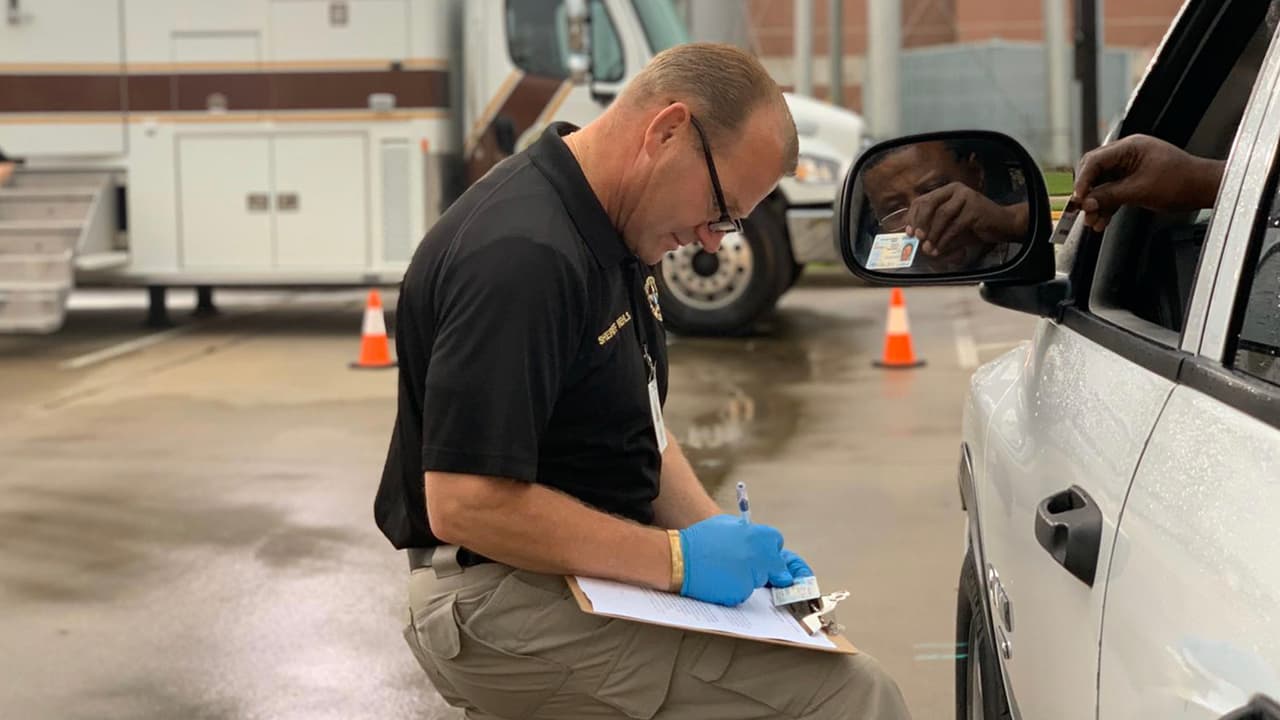 El sheriff del condado Fort Bend, Troy Nehls se unió a sus oficiales y atendió en persona a los residentes.