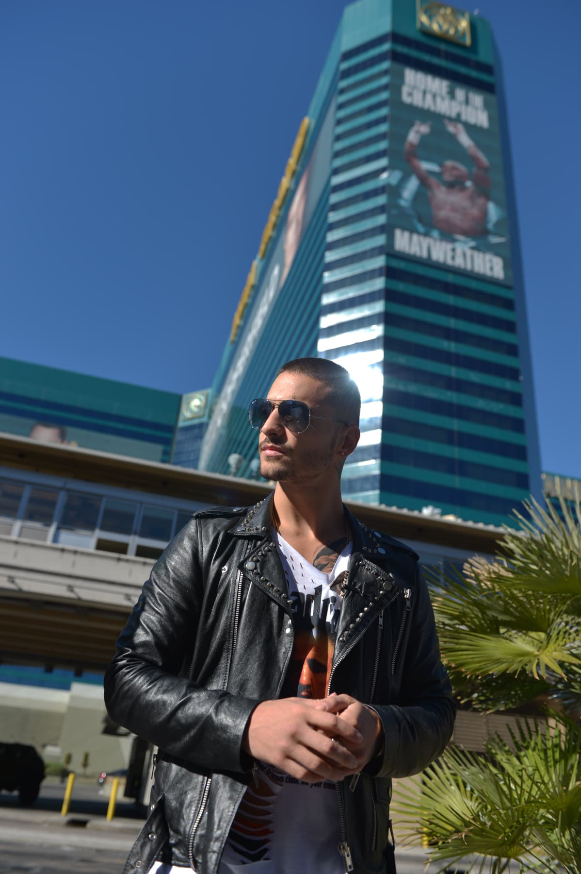 Bajo esas gafas oscuras se esconden unos lindos ojitos colombianos...