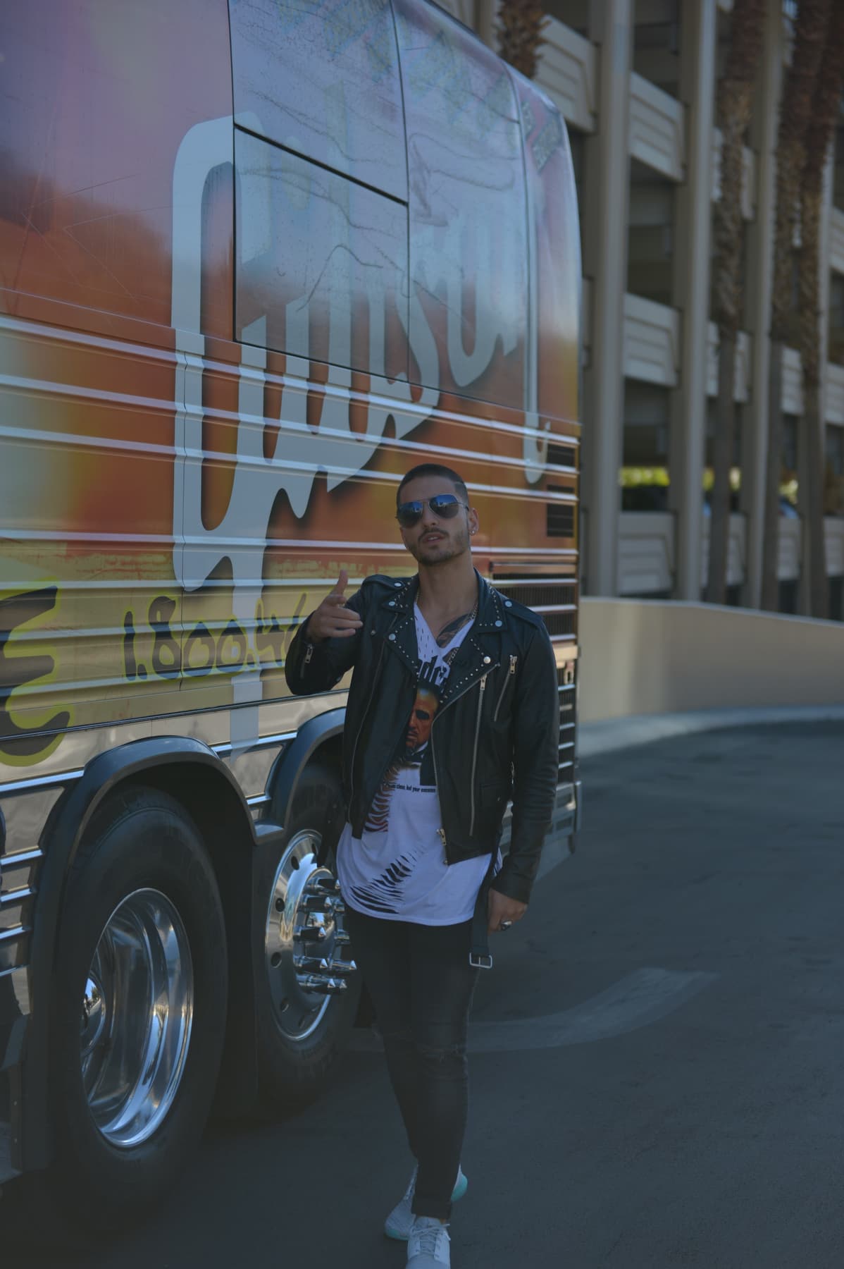 Podríamos decir que Maluma es el acompañante ideal para ti si deseas hacer un viaje lleno de emocionantes experiencias a bordo del 'Gibson Tour Bus'.