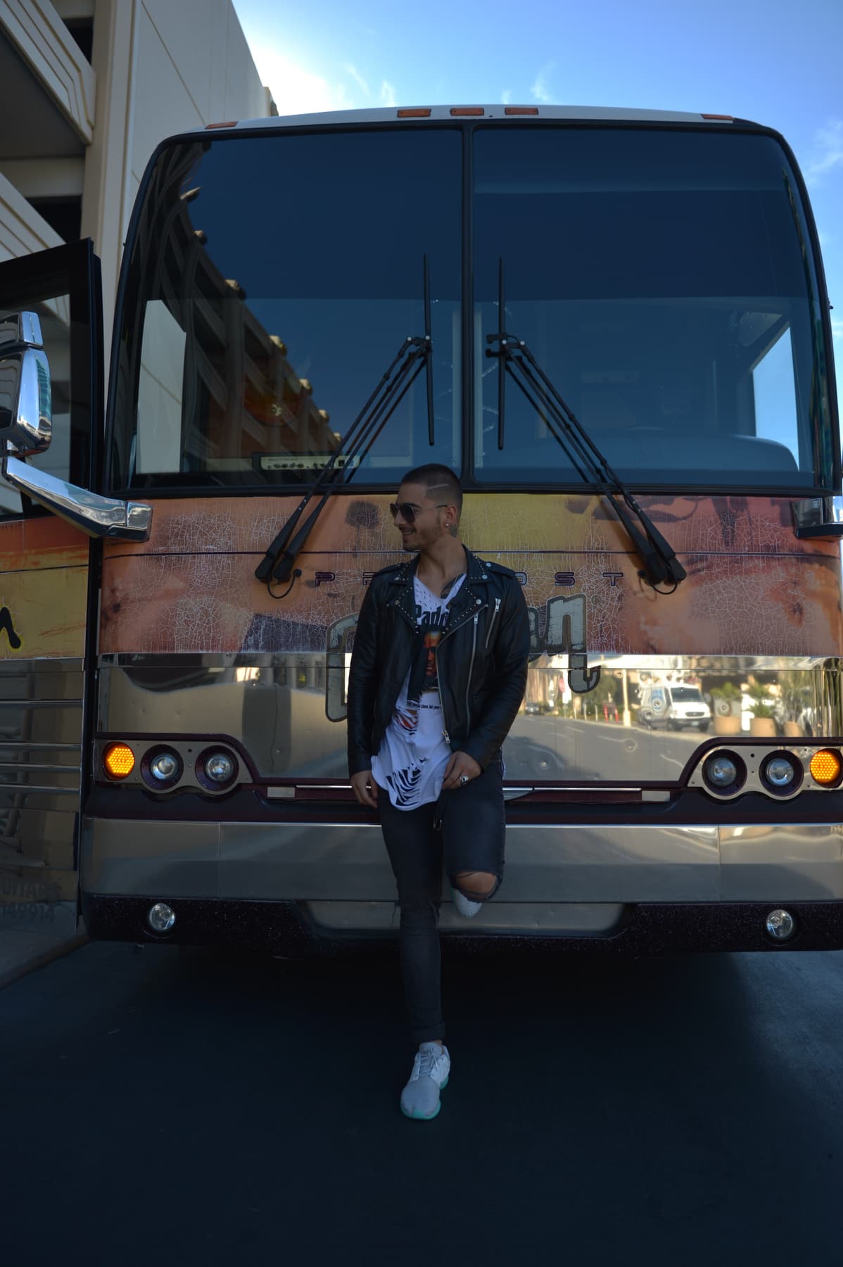 Maluma posó y se emocionó al llegar a este magnífico autobús en donde reveló algunos de sus secretos.