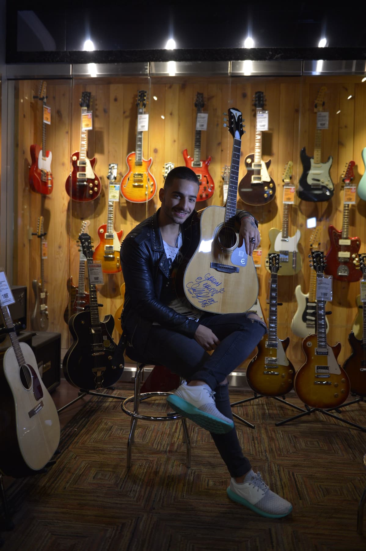 El colombiano tomó esta bella guitarra para firmarla y luego dar una sorpresa.